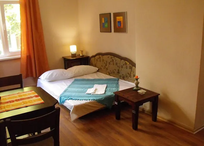 Julia Garden * بورغاس