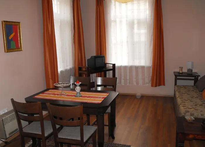 Julia Garden بورغاس